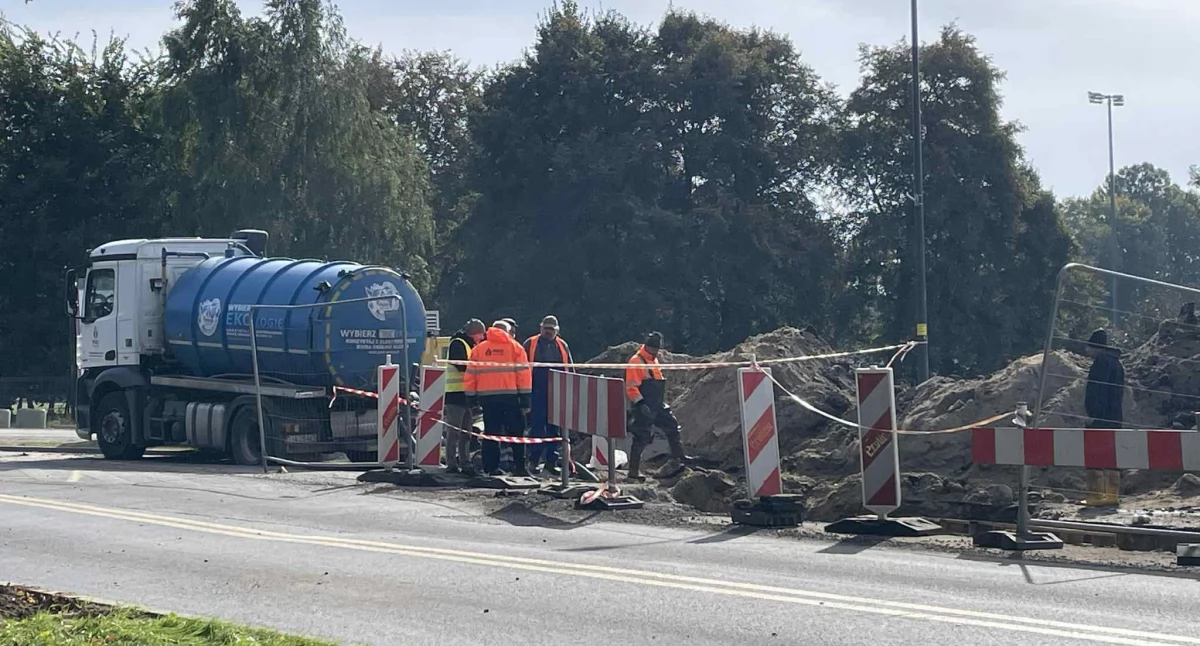 Awarie i wyłączenia, Usuwali awarię wodzie błocie zimnie Udało wróciła domów mieszkańców Wołowa - zdjęcie, fotografia
