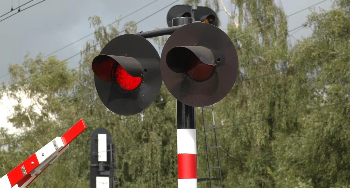 Komunikacja publiczna, Utrudnienia ruchu czasowe zamknięcia przejazdów kolejowo drogowych - zdjęcie, fotografia