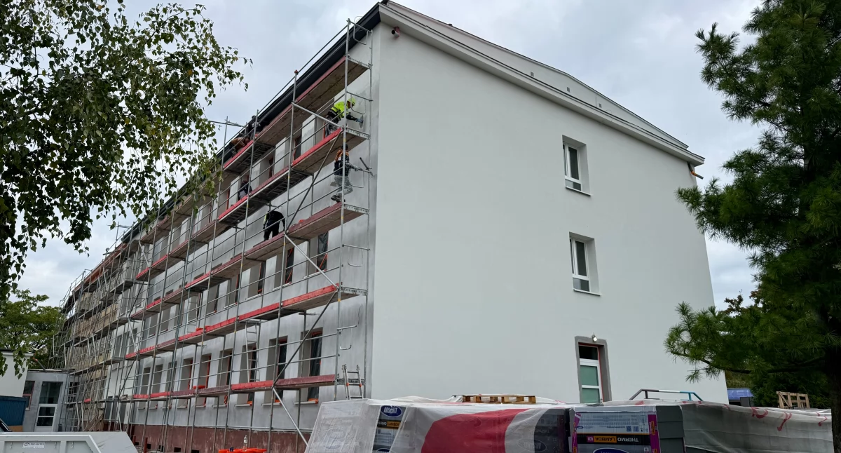 Edukacja i szkoły, Wielomilionowa metamorfoza szkół Brzegu Dolnym instalacje ocieplone budynki muralem - zdjęcie, fotografia