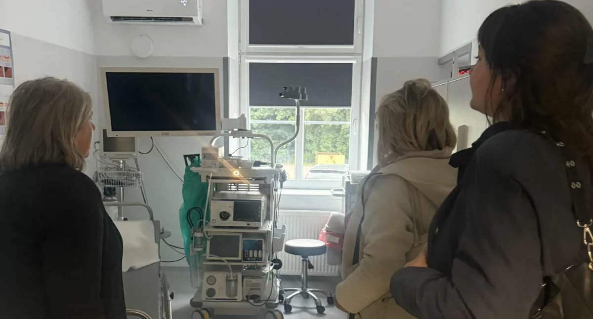 Zdrowie, Radni chcą gmina przejęła przychodnię Pokazują pismo dalej - zdjęcie, fotografia