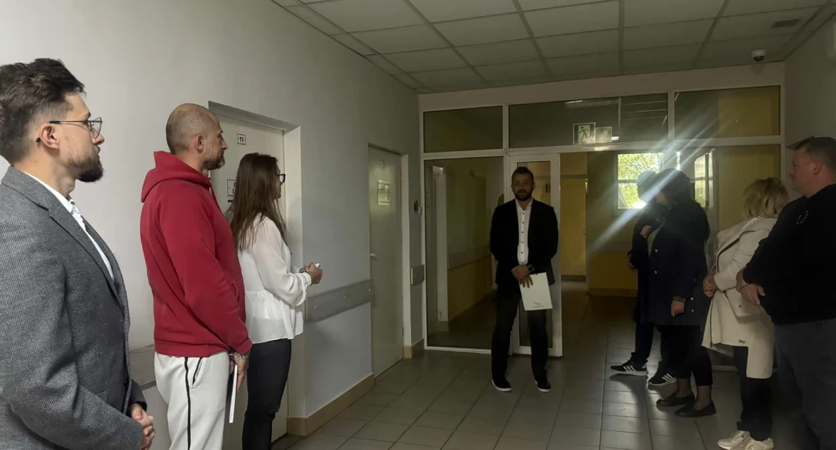 Fot. Prezes PCM Bartosz Granat wyjaśniał radnym Brzegu Dolnego gdzie i jak będzie funkcjonował nowy punkt do badań laboratoryjnych.