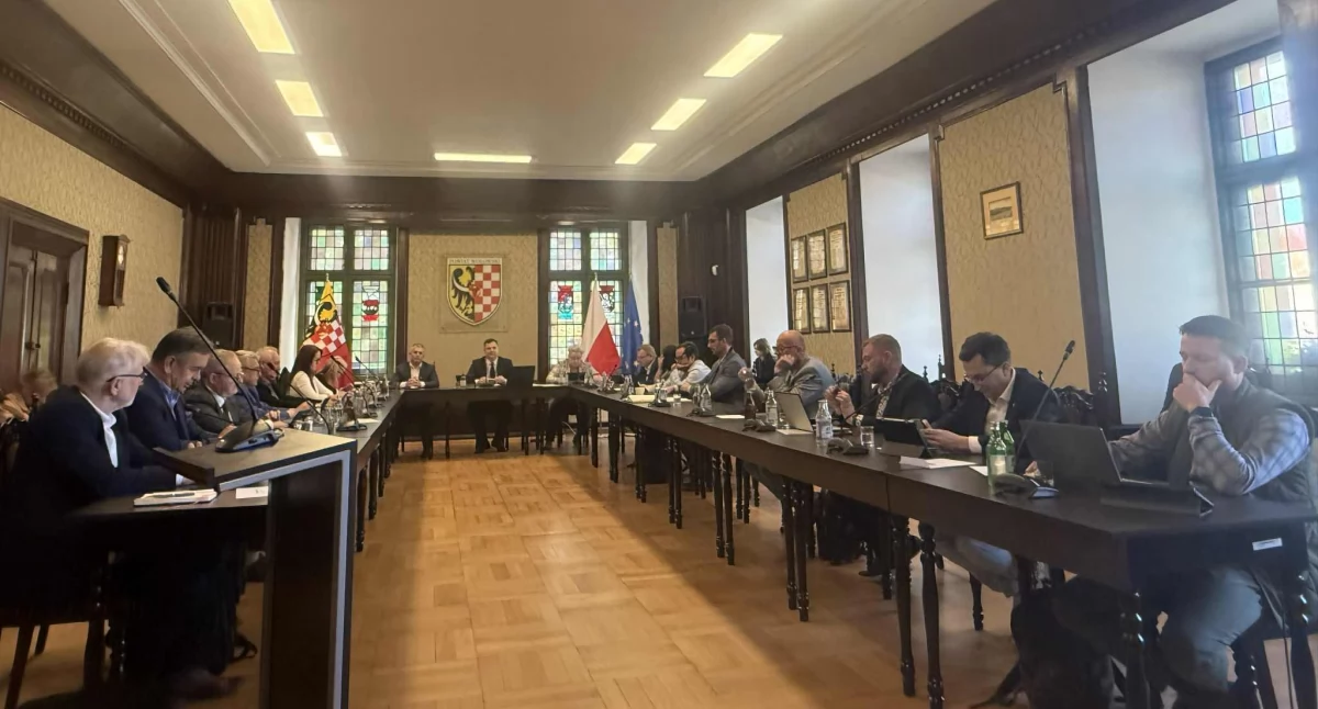 Polityka, Dyskusja zdominowana przez polityczne emocje - zdjęcie, fotografia