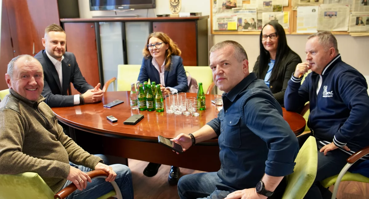  Dziennikarze mediów lokalnych: Wioletta Kamińska- Wiadomości Oławskie, Marta Ringart-Orłowska- Kurier Gmin,   Grzegorz Huk- Panorama Oleśnicka, Daniel Długosz - Nowa Gazeta Trzebnicka, Andrzej Kaczmarek - Słowo Regionu   w rozmowie z Michałem Rado, wicemarszałkiem województwa dolnośląskiego.
