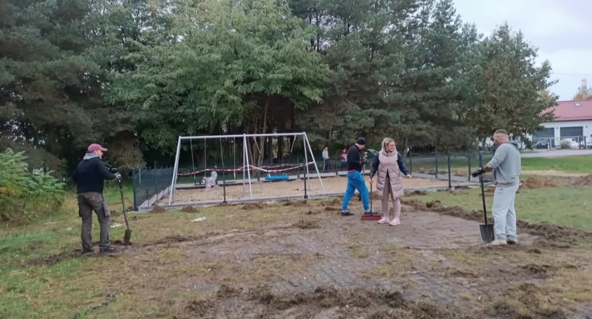 Inwestycje, Piotroniowice rozkwitają Wspólne działanie mieszkańców ramach inicjatywy lokalnej - zdjęcie, fotografia