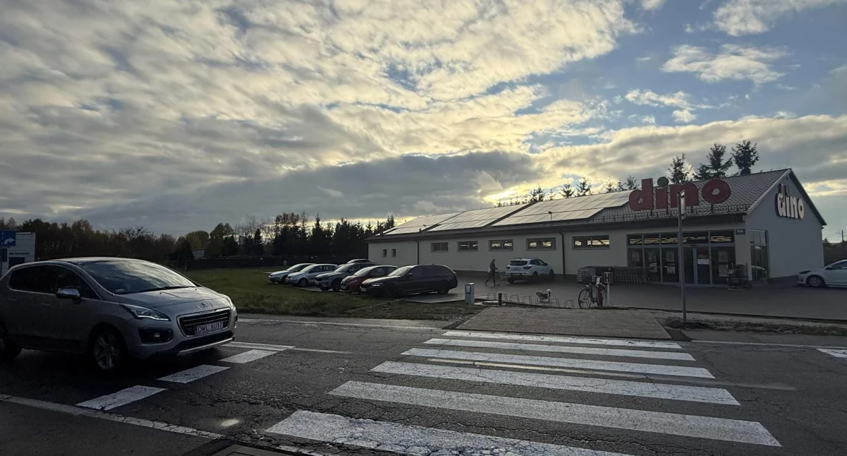 Jadący kierowcy z Brzegu Dolnego nie mogą skręcić w lewo do sklepu. 