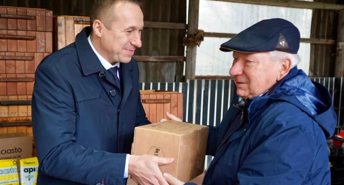 Paweł Gancarz, marszałek województwa przekazuje ciasto pszczele dla pasieki w Ptaszkowie