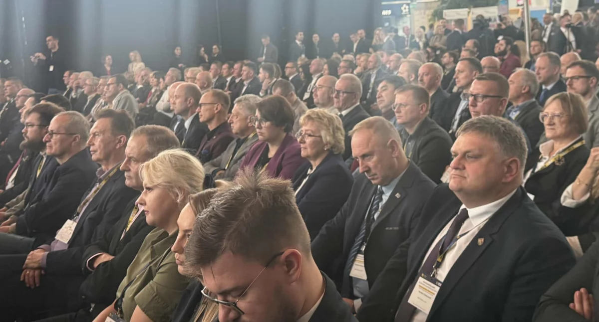 Polityka, Dolnośląski Kongres Samorządowy wrocławskim lotnisku Obronna strategia państwa miliardowe inwestycje silny głos samorządów Obecni samorządowcy powiatu wołowskiego - zdjęcie, fotografia