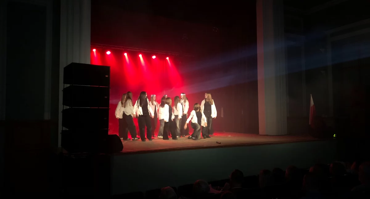 Edukacja i szkoły, Patriotyczny koncert Zespołu Szkolno Przedszkolnego Brzegu Dolnym galeria zdjęć Dolnobrzeskiego Ośrodka Kultury - zdjęcie, fotografia