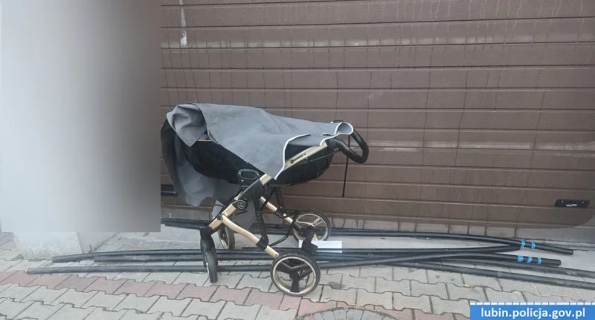 Bezpieczeństwo, Niecodzienny widok środku latek pchał wózek dziecięcy pełen kabli - zdjęcie, fotografia