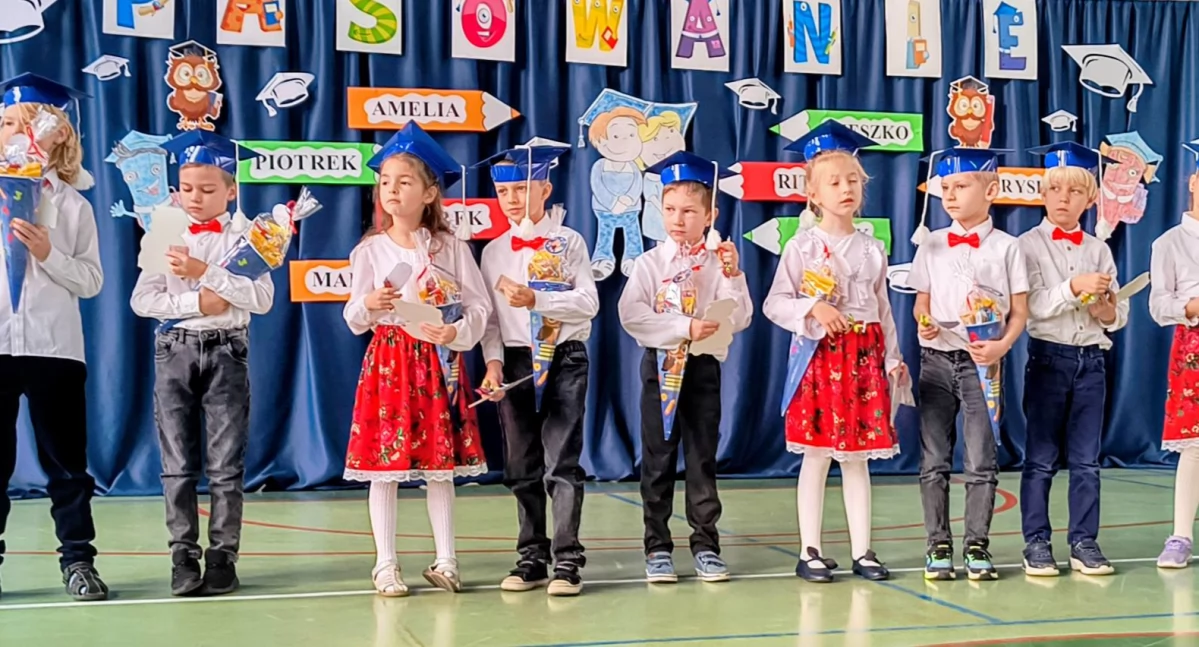 Edukacja i szkoły, Uroczyste pasowanie ucznia Szkole Podstawowej Pierwszoklasiści oficjalnie dołączyli społeczności szkolnej - zdjęcie, fotografia