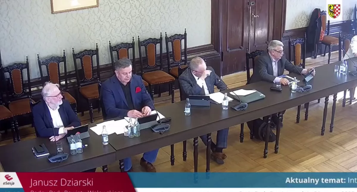 Polityka, Podwyżka starosty wywołała burzę Opozycja wykorzystała pieniądze personalnego ataku - zdjęcie, fotografia
