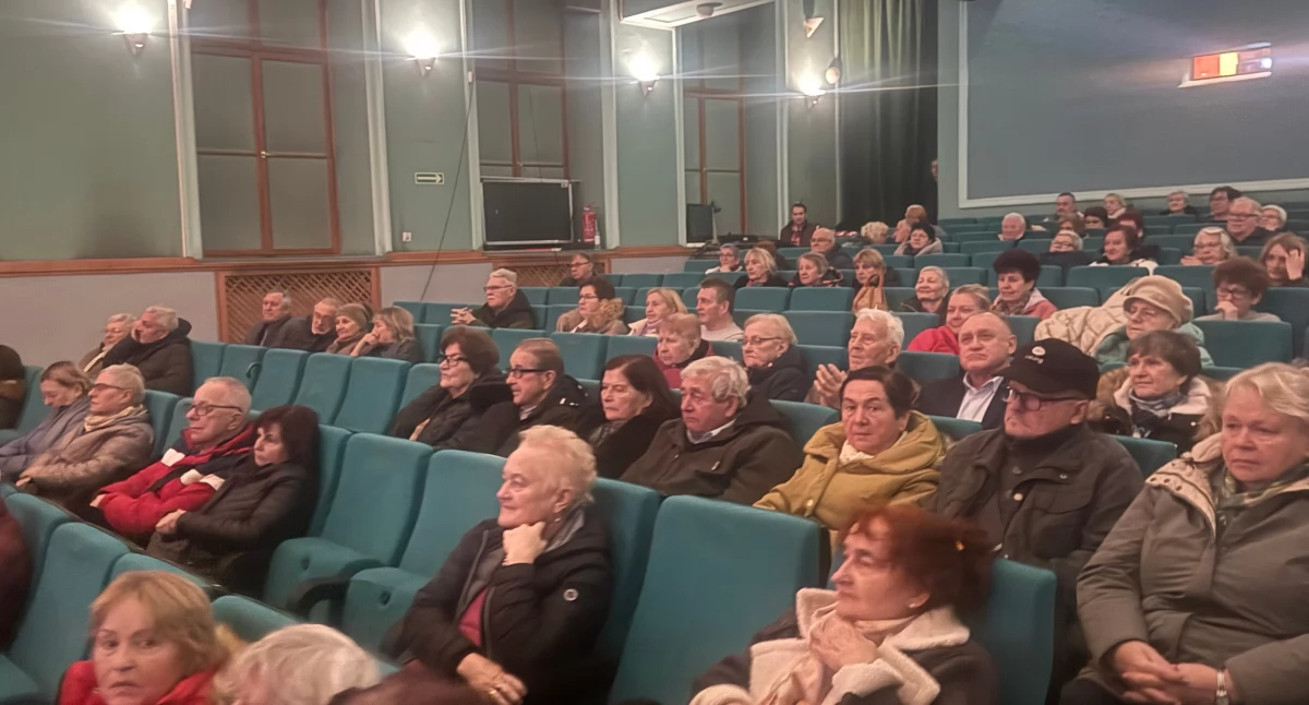 Pomoc, Ogólnopolska Karta Seniora ruszyła Brzegu Dolnym Pełna inauguracji programu - zdjęcie, fotografia
