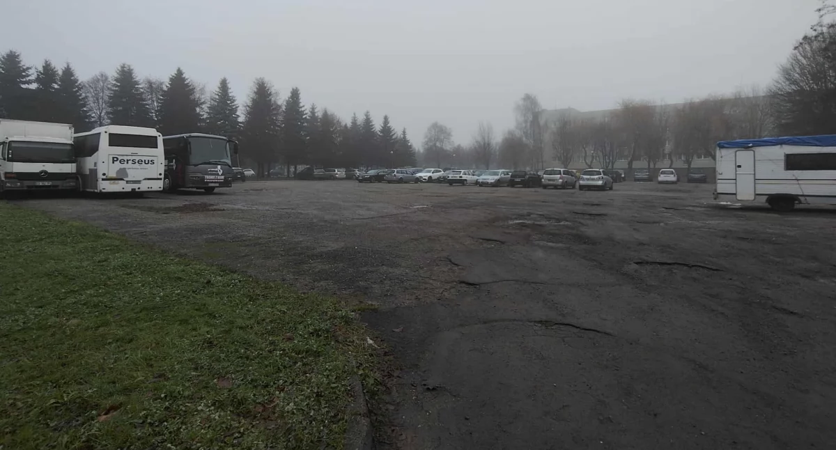 Inwestycje, Działka parkingiem Wilczej wystawiona sprzedaż może powstać miejscu starego placu dziurami - zdjęcie, fotografia