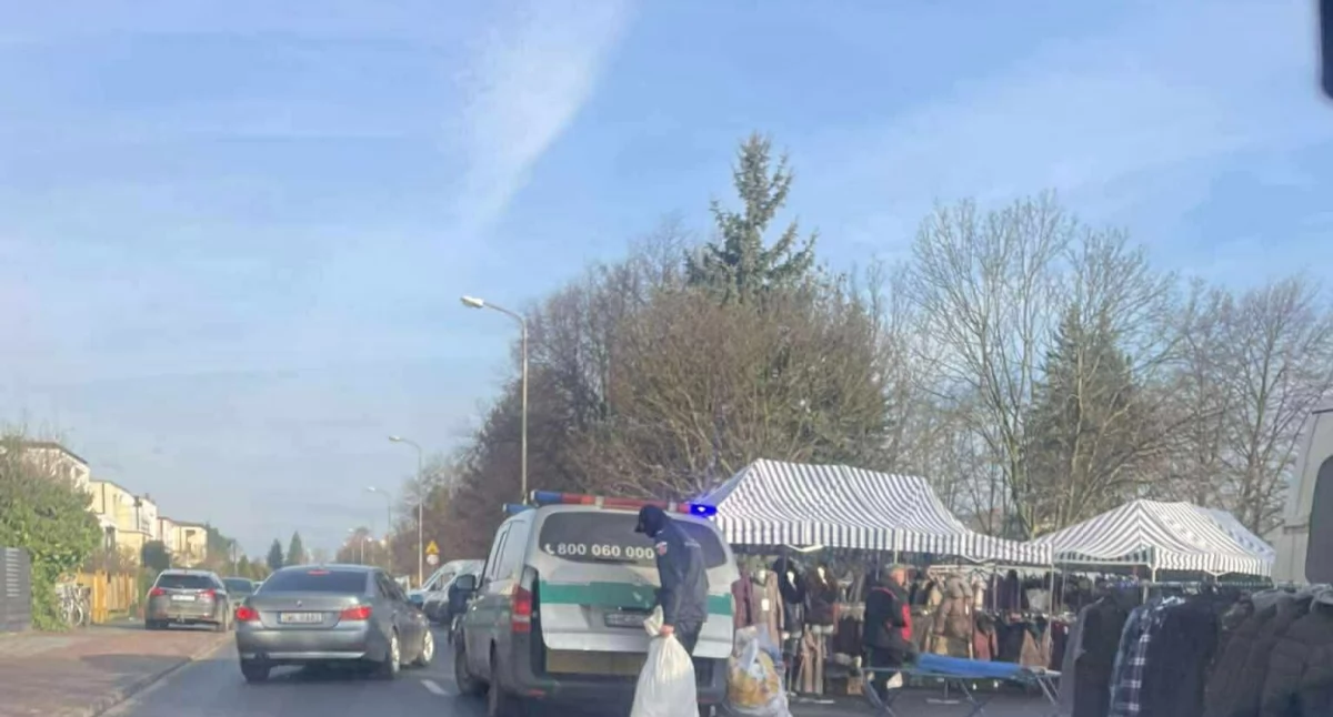 Bezpieczeństwo, Akcja targowisku Brzegu Dolnym Nielegalny towar przejęła policja celno skarbowa - zdjęcie, fotografia
