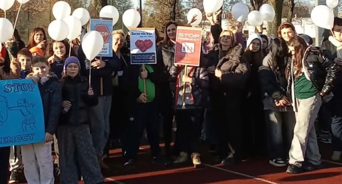 Edukacja i szkoły, Wołów Happening „Biała Wstążka” ponownie zjednoczył mieszkańców walce przemocą - zdjęcie, fotografia