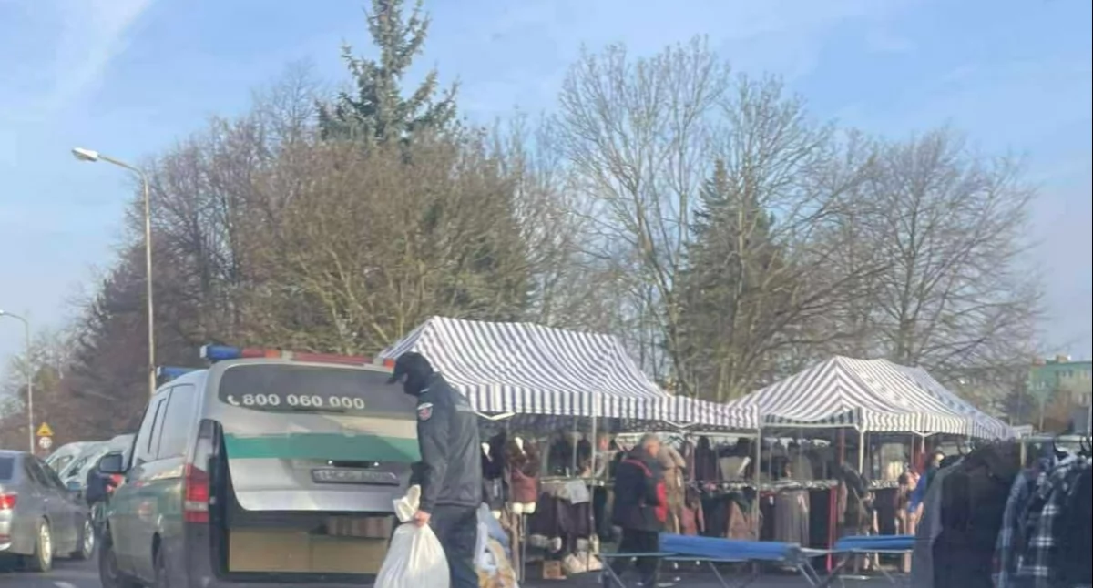 Bezpieczeństwo, Akcja Służby Celno Skarbowej targowisku Brzegu Dolnym Zabezpieczono ponad sztuk nielegalnej odzieży - zdjęcie, fotografia