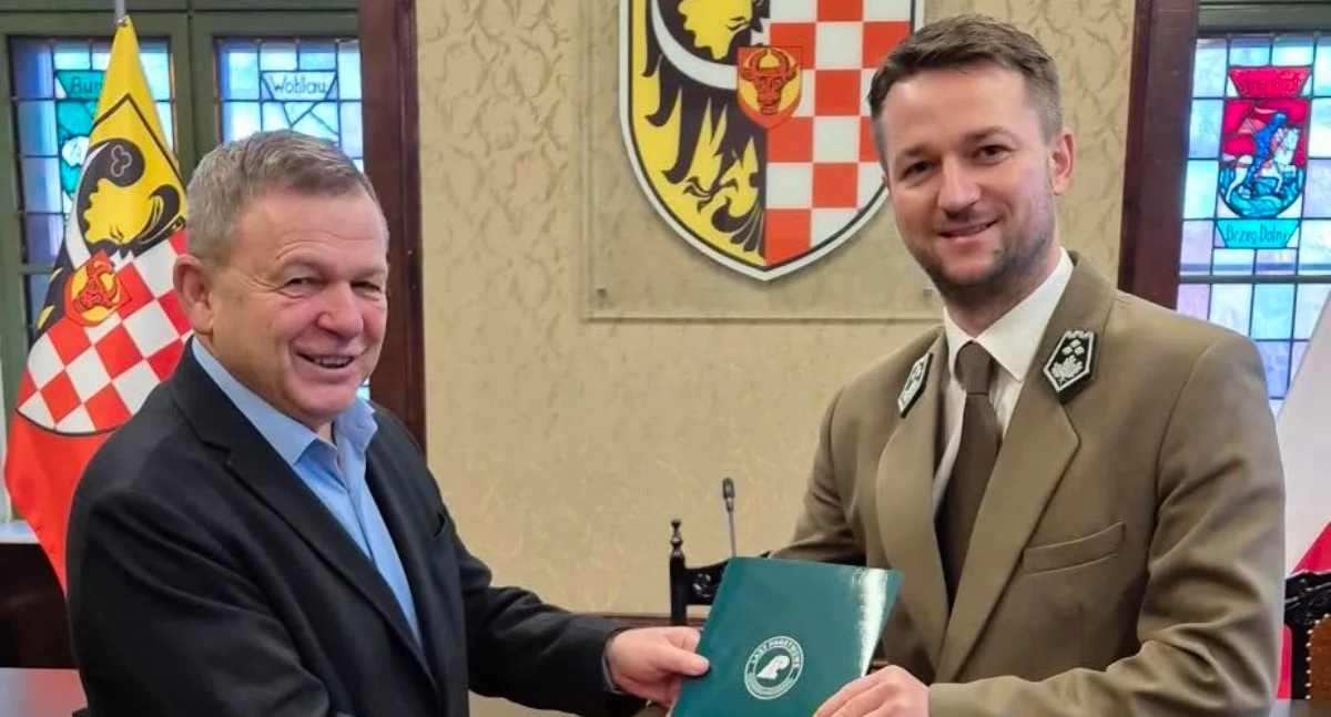 Inwestycje, Leśnicy dołożą przebudowy drogi Wołów Gródek Podpisano umowę - zdjęcie, fotografia