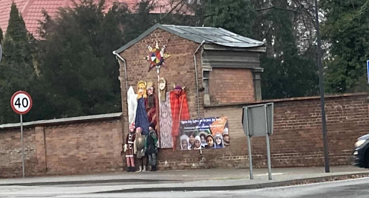Święta i obchody, Wołowscy kolędnicy pojawili centrum miasta Świąteczna instalacja Piłsudskiego - zdjęcie, fotografia