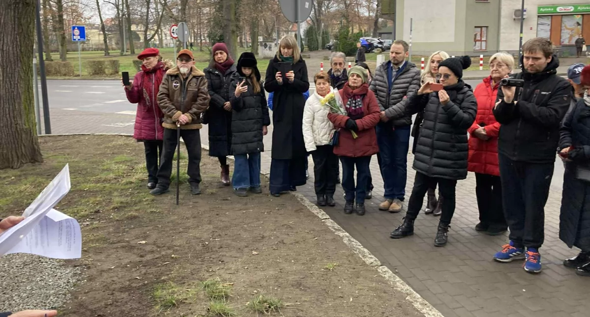 Historia, Wołów Odsłonięcie tablicy pamięci parku Piłsudskiego - zdjęcie, fotografia