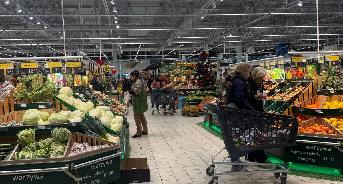 Święta i obchody, Powiat wołowski pierwsza wolna Wigilia praktyce Polacy cieszą sklepy pękały szwach dzień wcześniej - zdjęcie, fotografia