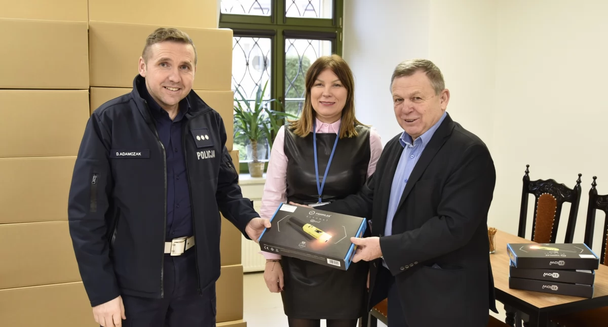 Bezpieczeństwo, alkomaty policji Wołowie Powiat wspiera bezpieczeństwo drogach - zdjęcie, fotografia