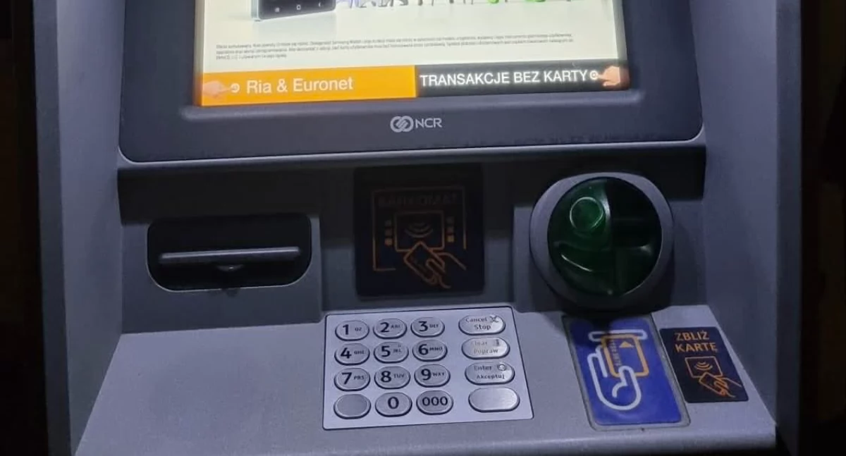 Gospodarka, Polacy coraz rzadziej podchodzą bankomatów Liczba urządzeń szybko spada rolę mają wkrótce przejąć sklepy których wypłacimy gotówkę kasie - zdjęcie, fotografia