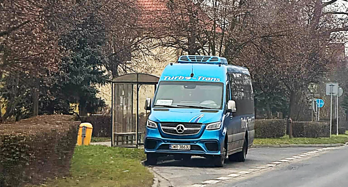 Pomoc, kursują gminne autobusy Brzegu Dolnym Sprawdź rozkład jazdy cennik - zdjęcie, fotografia