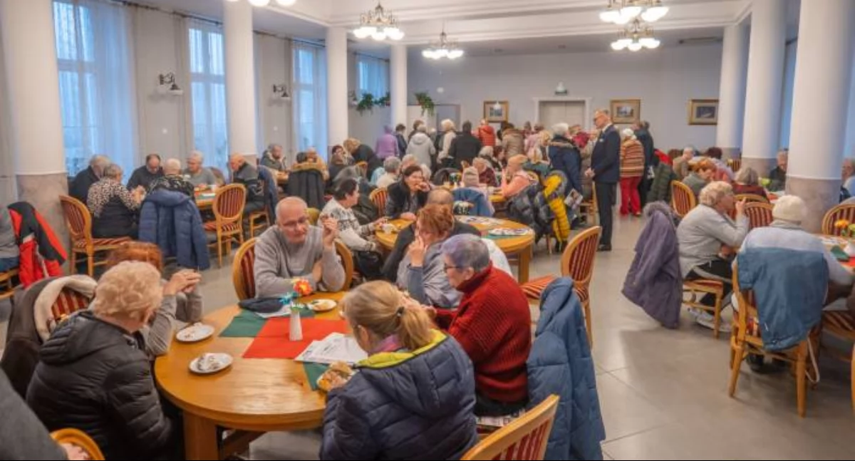 Pomoc, Seniorzy Brzegu Dolnym Ogólnopolską Kartą Seniora odbiorców! - zdjęcie, fotografia