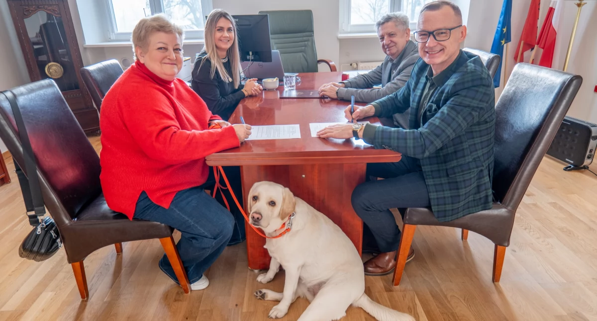 Pomoc, Czworonożny terapeuta Brzegu Dolnym wsparcie dzieci niepełnosprawnościami - zdjęcie, fotografia
