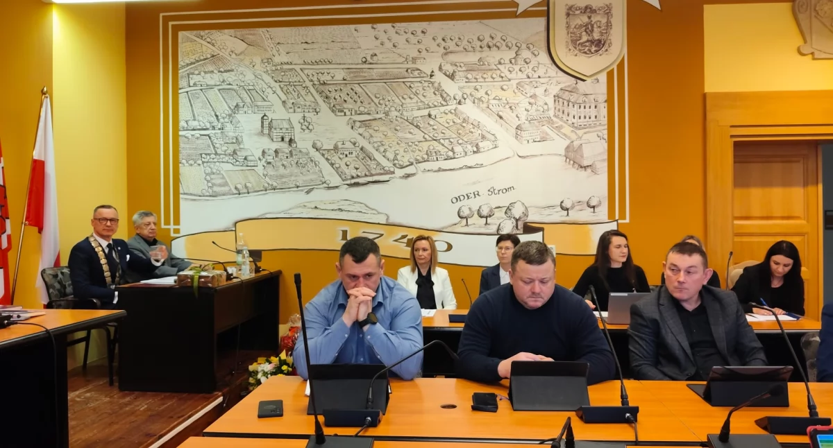 Inwestycje, Parking którego sprzedaje wszyscy bronią Emocjonalna pyskówka sesji Brzegu Dolnym - zdjęcie, fotografia
