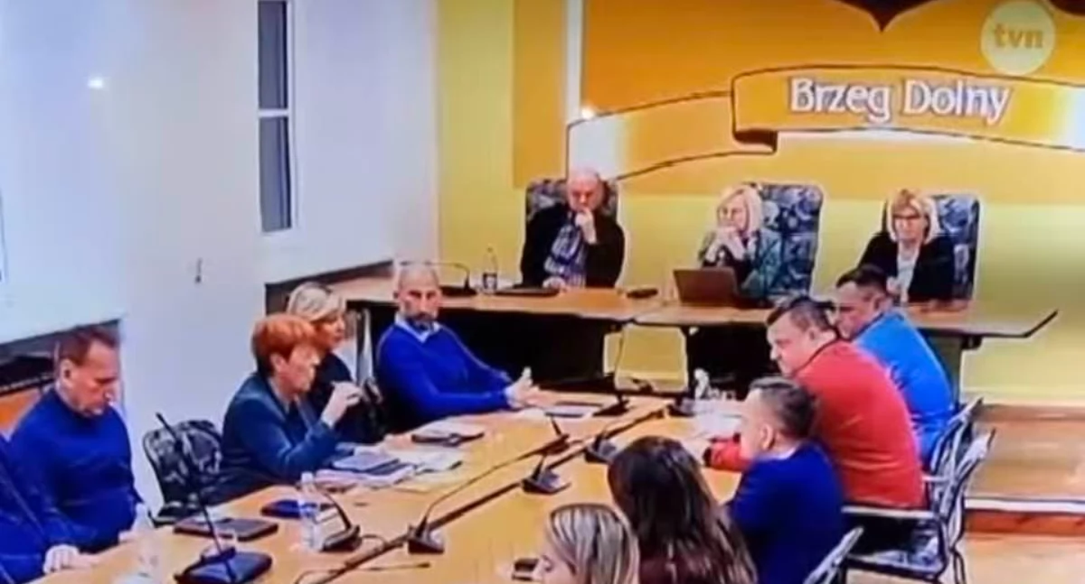 Radni i rady samorządowe, Radna wskazuje płacić pokazuje fakty - zdjęcie, fotografia