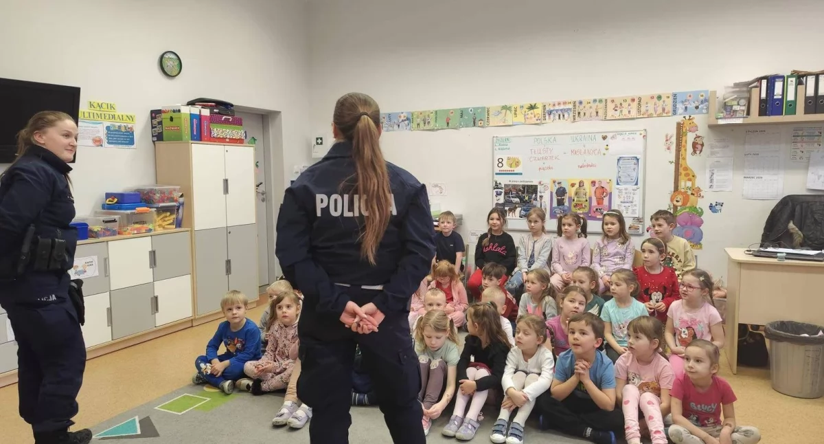 Edukacja i szkoły, Bezpieczne ferie zimowe Policjanci edukują dzieci młodzież przed przerwą nauce - zdjęcie, fotografia