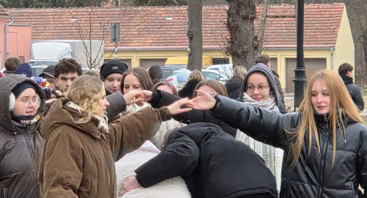 Edukacja i szkoły, Maturzyści zatańczyli poloneza przed Dolnobrzeskim Ośrodkiem Kultury - zdjęcie, fotografia