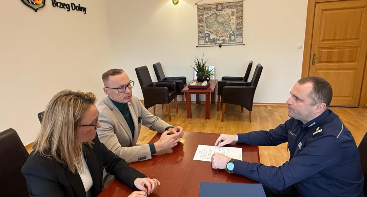 Bezpieczeństwo, Bezpieczeństwo mieszkańców priorytetem Burmistrz Brzegu Dolnego spotkał nowym komendantem policji - zdjęcie, fotografia