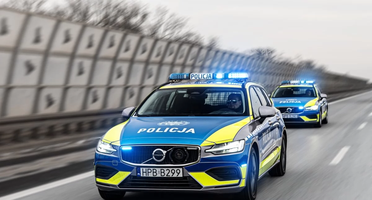 Bezpieczeństwo, Policja nowymi radiowozami służby trafiło nowoczesnych Volvo - zdjęcie, fotografia