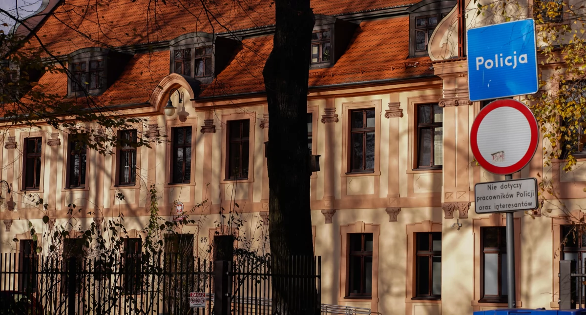 Bezpieczeństwo, Policjant Wołowa zarzutem przestępstwa przeciwko wolności seksualnej - zdjęcie, fotografia