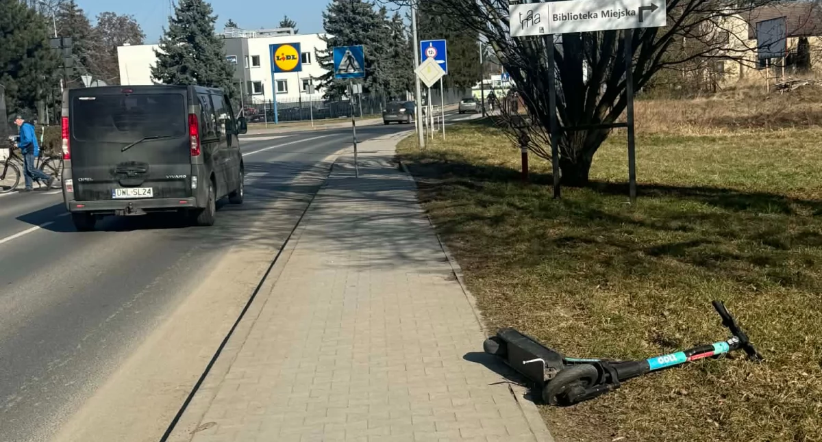 Bezpieczeństwo, Hulajnogi Brzegu Dolnym Wygoda chodnikowy przeszkód Sprawdzamy zasady - zdjęcie, fotografia