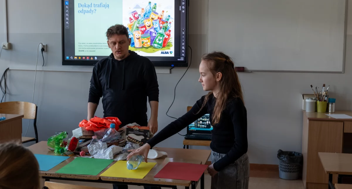 Natura i ekologia, Ekologiczna edukacja dolnobrzeskich szkołach Uczniowie uczą segregacji odpadów praktyce - zdjęcie, fotografia