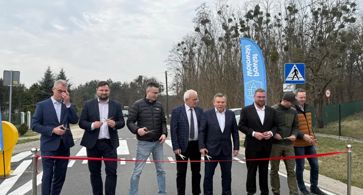 Inwestycje, Koniec „drogi wstydu” latach walki otwarto trasę Wołów–Gródek - zdjęcie, fotografia