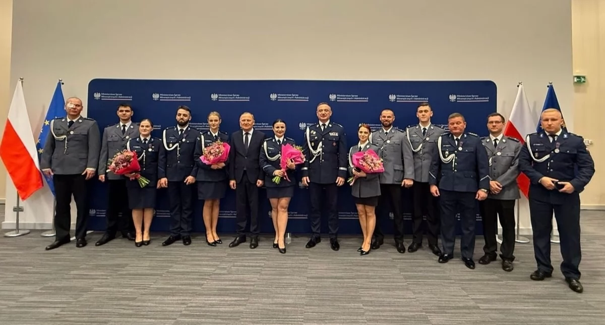 Bezpieczeństwo, Bohaterscy policjanci powiatu wołowskiego odznaczeni Uratowali życie mieszkańcom - zdjęcie, fotografia
