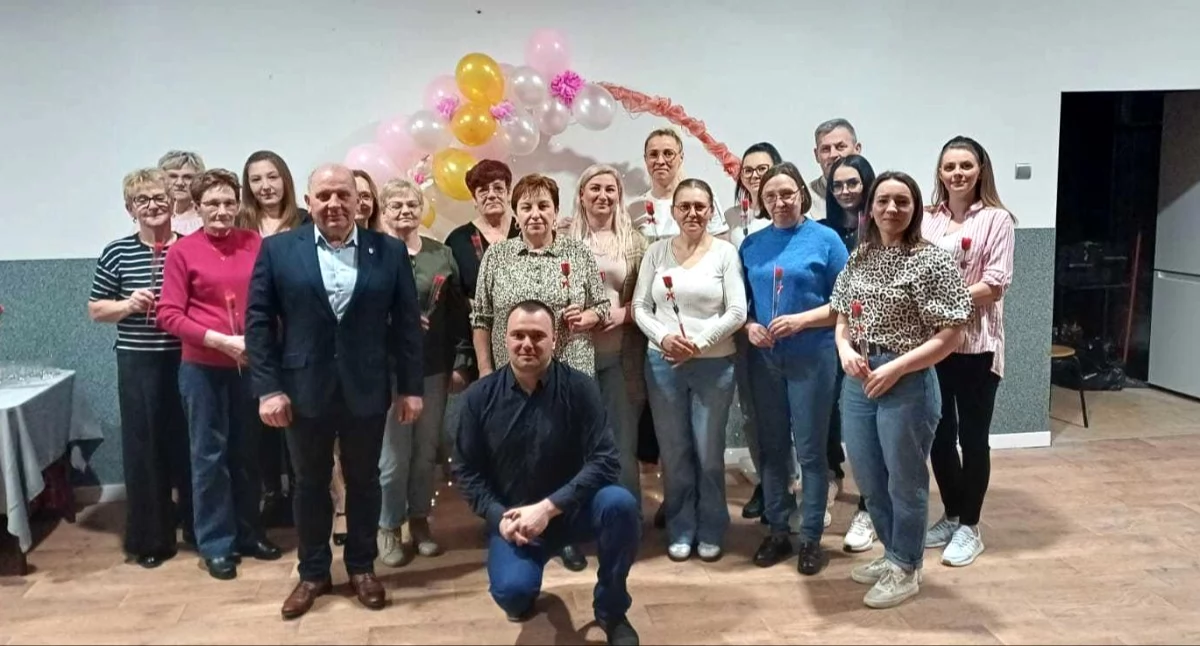 Święta i obchody, Kwiaty życzenia wspólne spotkania Dzień Kobiet sołectwach Gminy Wołów - zdjęcie, fotografia