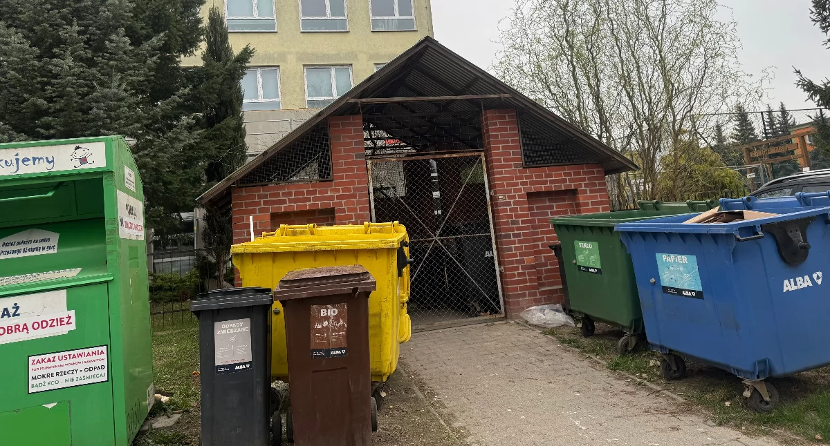 Część osłon śmietnikowych należy do wspólnot, a część do gminy. Ten bałagan prawny wywołał zamieszanie. 