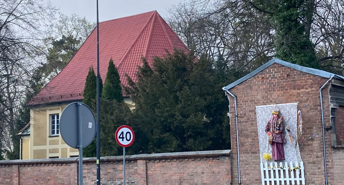 Święta i obchody, Wielkanoc murze Kolorowa instalacja ożywiła przestrzeń Wołowa - zdjęcie, fotografia