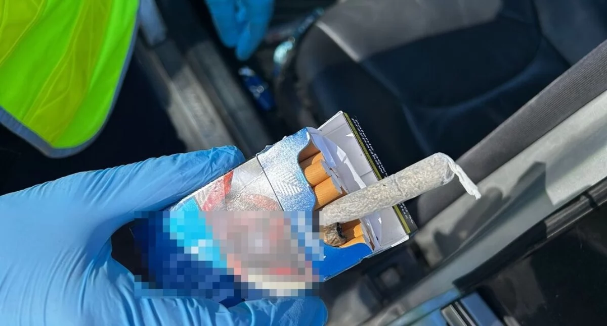 Bezpieczeństwo, Niedopalony „skręt” popielniczce kabinie letni kierowca rękach policji - zdjęcie, fotografia