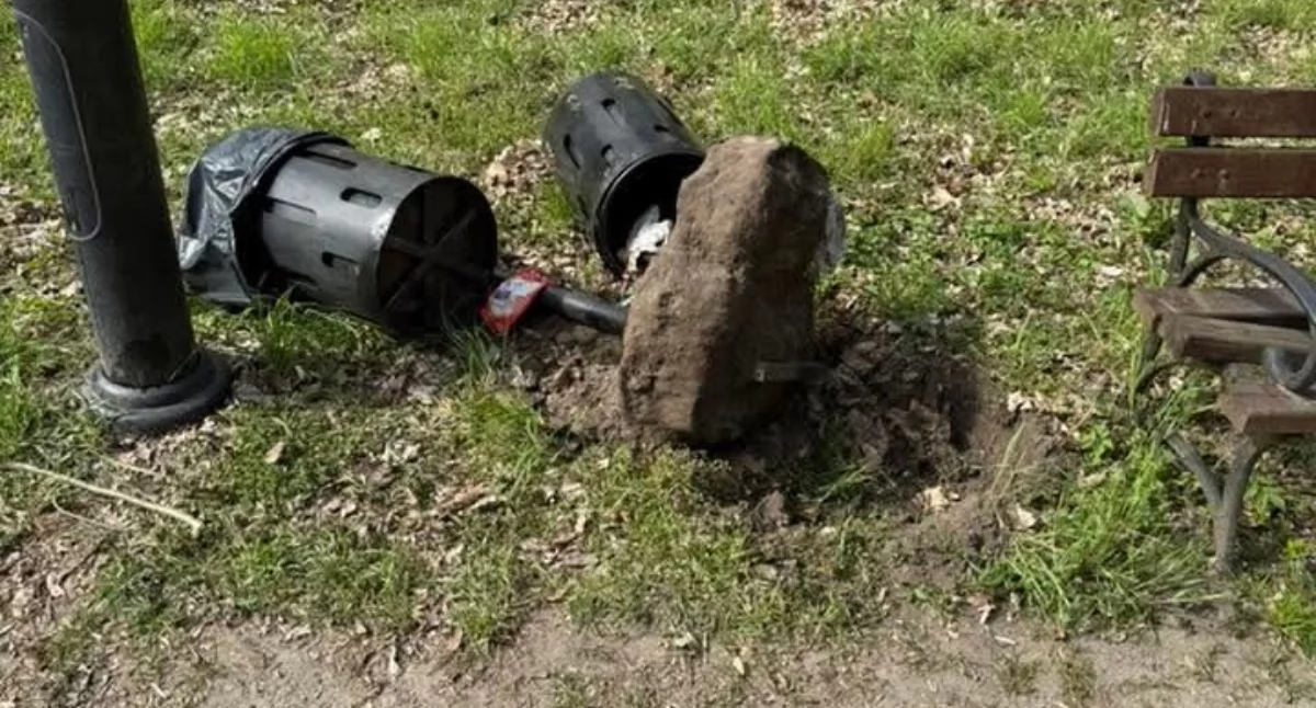 Interwencje, Wspólne dobro poligon wandali zniszczeń dolnobrzeskich parkach - zdjęcie, fotografia