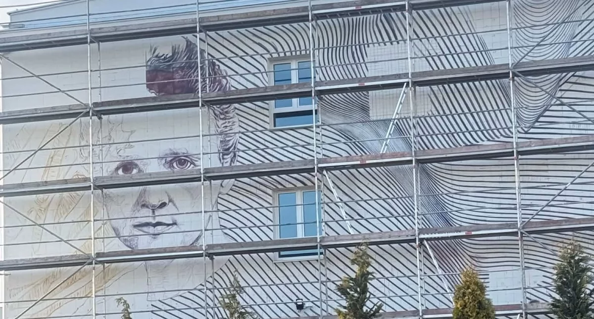 Mural w trakcie tworzenia.