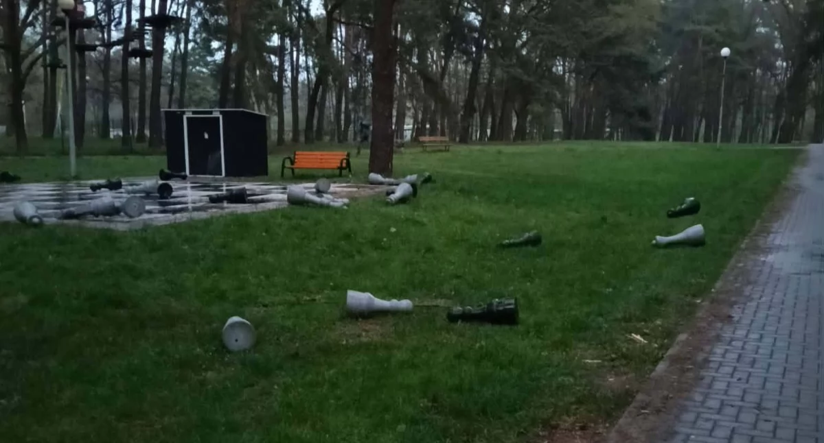 Zniszczone szachy na osiedlu Fabrycznym. Zdjęcia: Radni Niezależni- Gmina Brzeg Dolny.