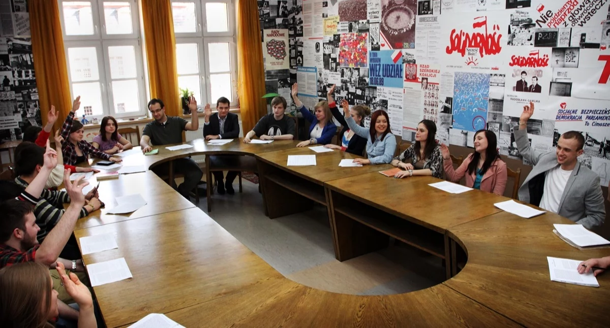 Edukacja i szkoły, Bezpieczeństwo praktyce analizie studia - zdjęcie, fotografia