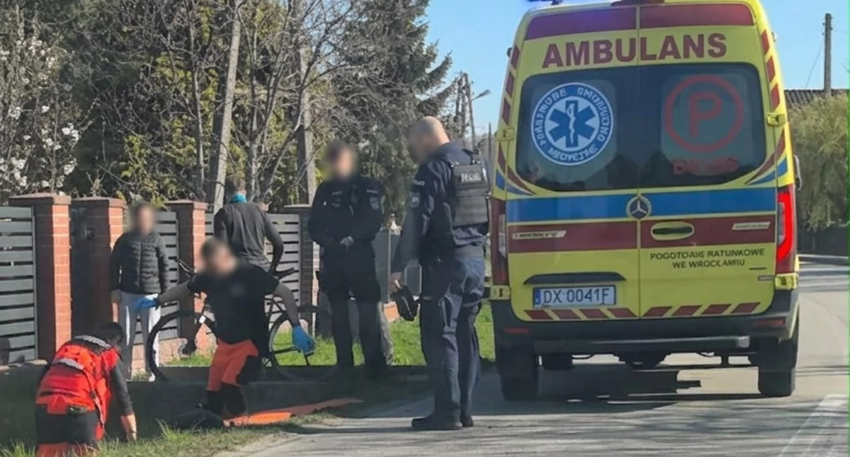 Wypadki i zdarzenia drogowe, Wypadek Godzięcinie Rowerzysta uderzył trafił szpitala - zdjęcie, fotografia