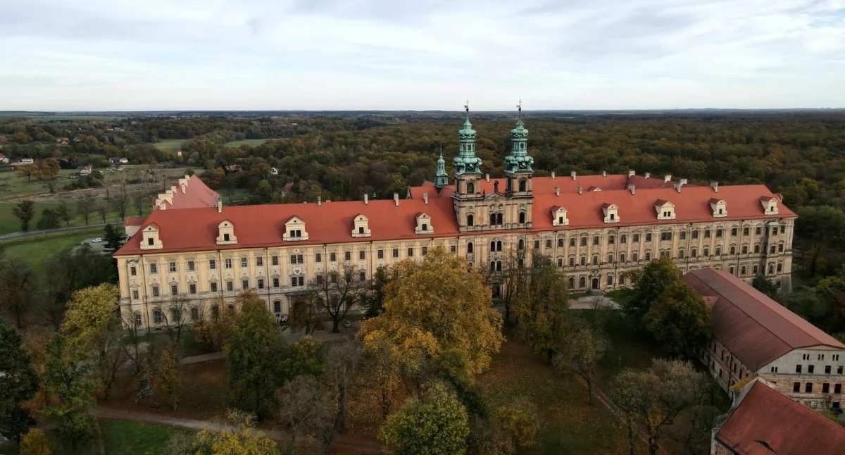 Jeden z największych zespołów klasztornych w Europie - budowla o długości 220 metrów i powierzchni blisko 2,5 ha. Fot. Maciej Krysztofek